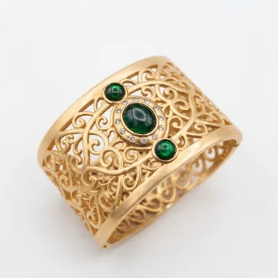 Bracelet Manchette Femme en Acier Inoxydable Doré – Motif Filigrane Oriental – Pierres Vertes – Bijou Élégant