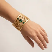 Bracelet Manchette Femme en Acier Inoxydable Doré – Motif Filigrane Oriental – Pierres Vertes – Bijou Élégant 2