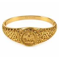 Bracelet Jonc Doré Vintage à Motifs Floraux et Médaille – Acier Inoxydable – Bracelets