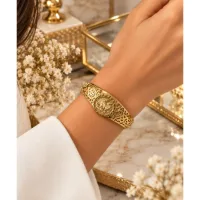 Bracelet Jonc Doré Vintage à Motifs Floraux et Médaille – Acier Inoxydable 2