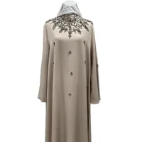Robe Longue Élégante Beige avec Broderies Perlées et Manches Longues Amples  1