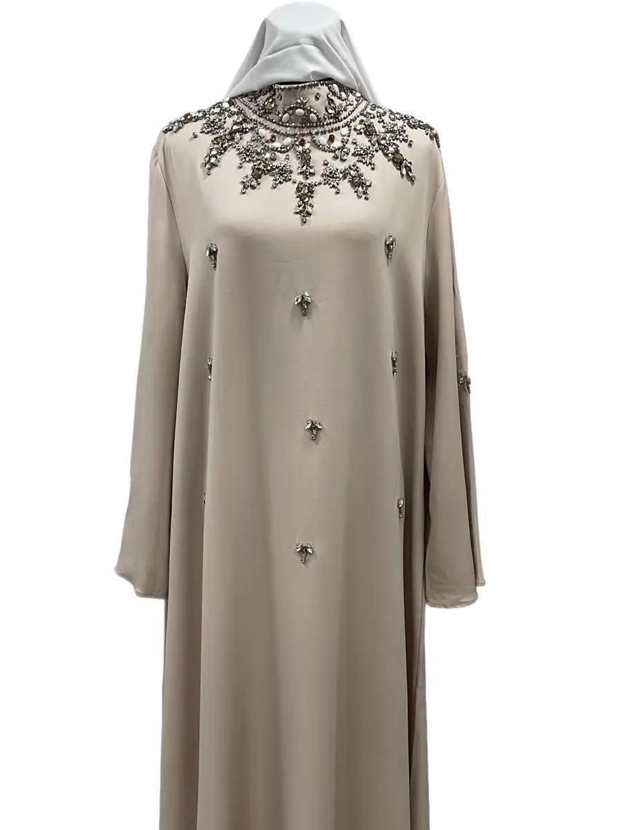 Robe Longue Élégante Beige avec Broderies Perlées et Manches Longues Amples 