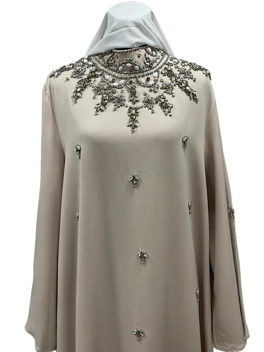 Robe Longue Élégante Beige avec Broderies Perlées et Manches Longues Amples  2