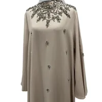 Robe Longue Élégante Beige avec Broderies Perlées et Manches Longues Amples  3
