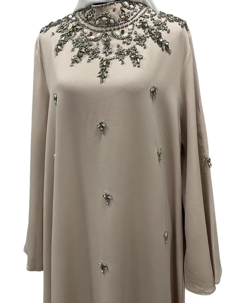 Robe Longue Élégante Beige avec Broderies Perlées et Manches Longues Amples  3