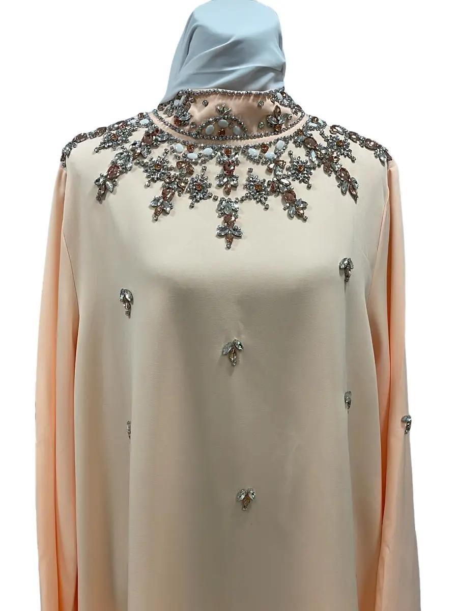 Robe Longue Élégante orange avec Broderies Perlées et Manches Longues Amples 2