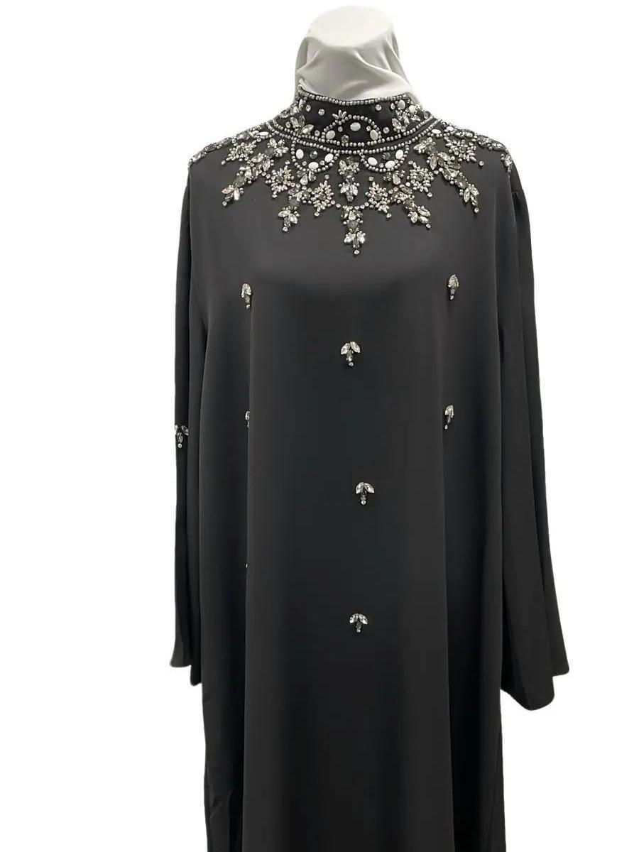 Robe Longue Élégante Noir avec Broderies Perlées et Manches Longues Amples