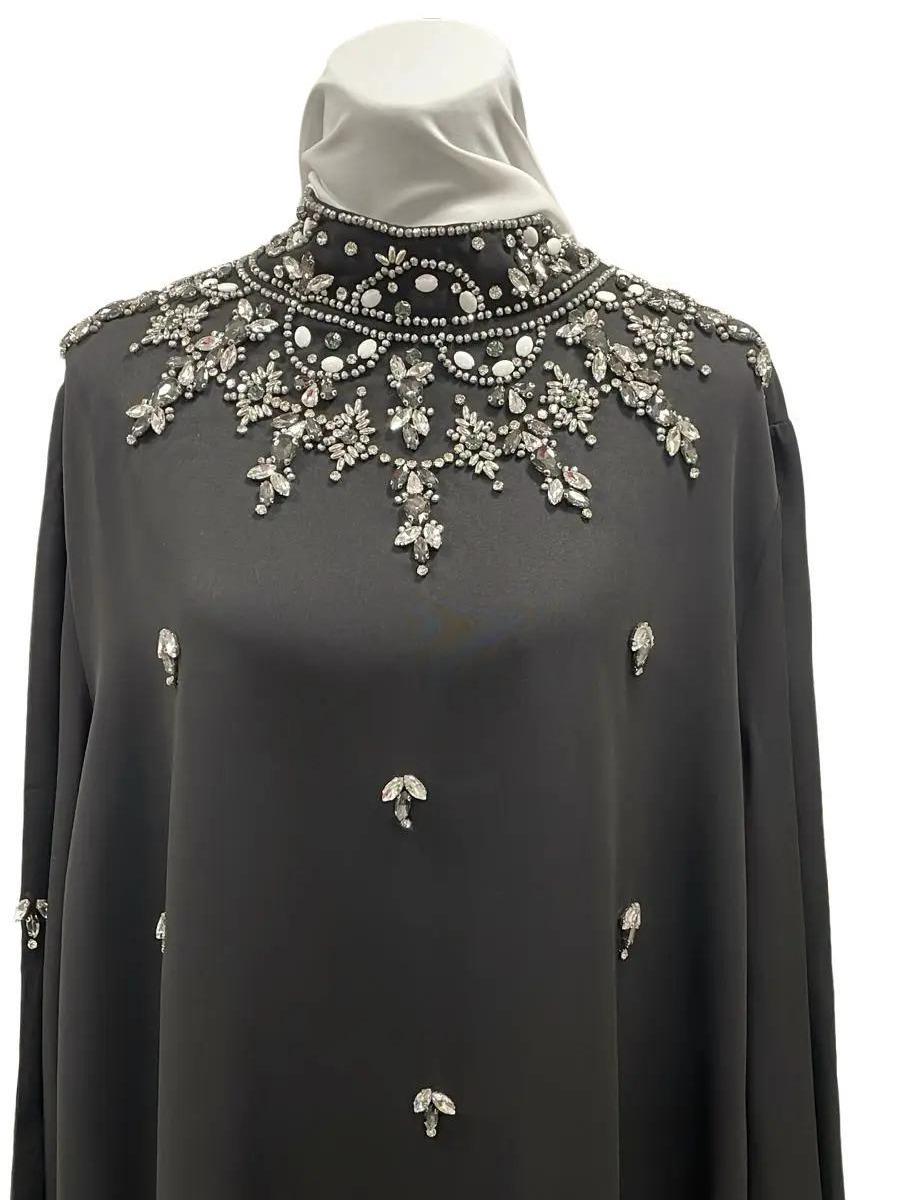 Robe Longue Élégante Noir avec Broderies Perlées et Manches Longues Amples 2