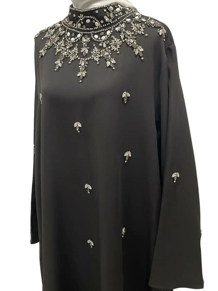 Robe Longue Élégante Noir avec Broderies Perlées et Manches Longues Amples 3