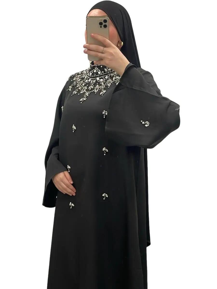 Robe Longue Élégante Noir avec Broderies Perlées et Manches Longues Amples pour Occasions Formelles 2