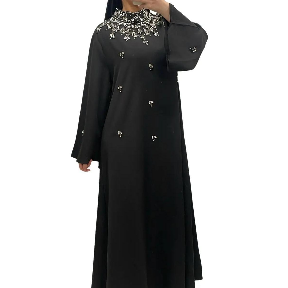 Robe Longue Élégante Noir avec Broderies Perlées et Manches Longues Amples pour Occasions Formelles