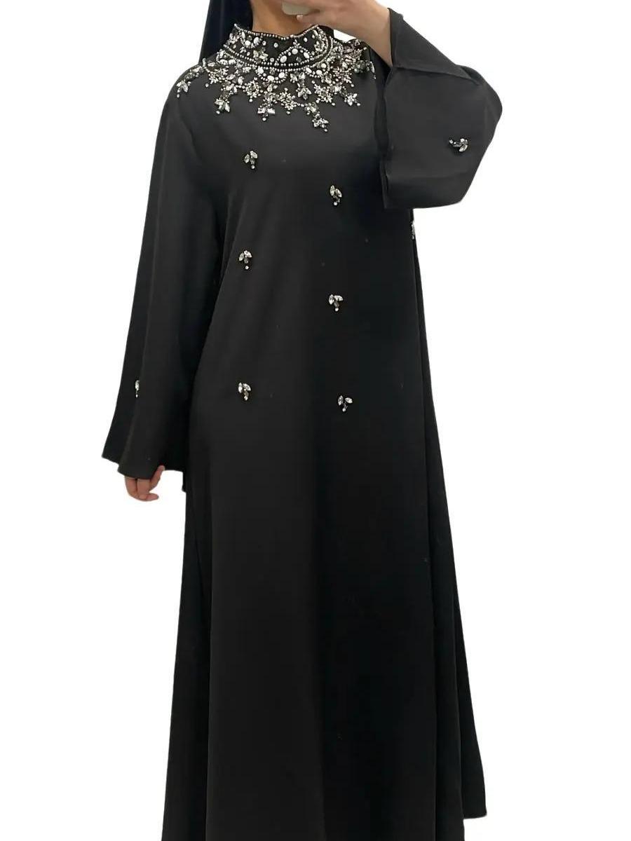 Robe Longue Élégante Noir avec Broderies Perlées et Manches Longues Amples pour Occasions Formelles 3
