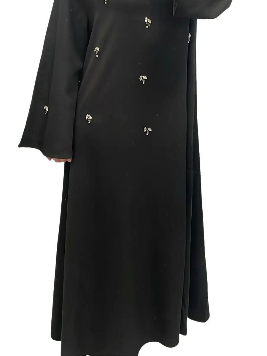 Robe Longue Élégante Noir avec Broderies Perlées et Manches Longues Amples pour Occasions Formelles 4