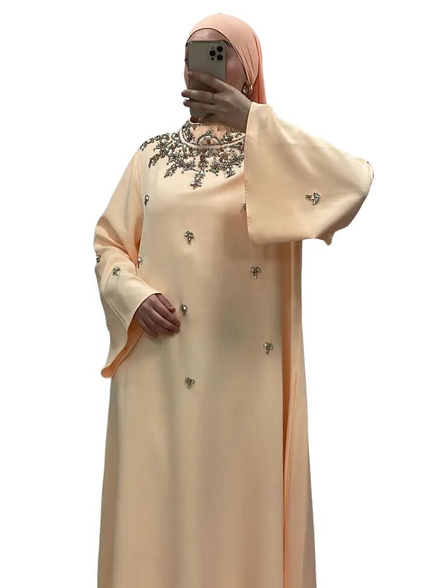 Robe Longue Élégante orange avec Broderies Perlées et Manches Longues Amples pour Occasions Formelles 3