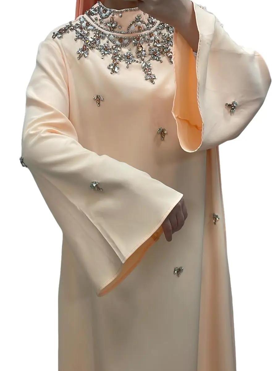Robe Longue Élégante orange avec Broderies Perlées et Manches Longues Amples pour Occasions Formelles 4