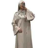 Robe Longue Élégante Beige avec Broderies Perlées et Manches Longues Amples pour Occasions Formelles