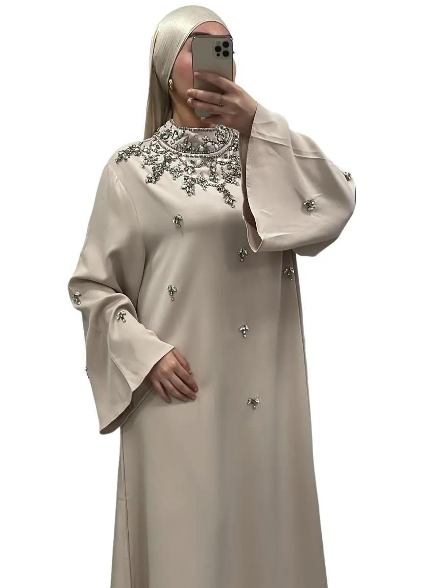Robe Longue Élégante Beige avec Broderies Perlées et Manches Longues Amples pour Occasions Formelles