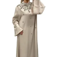 Robe Longue Élégante Beige avec Broderies Perlées et Manches Longues Amples pour Occasions Formelles 2