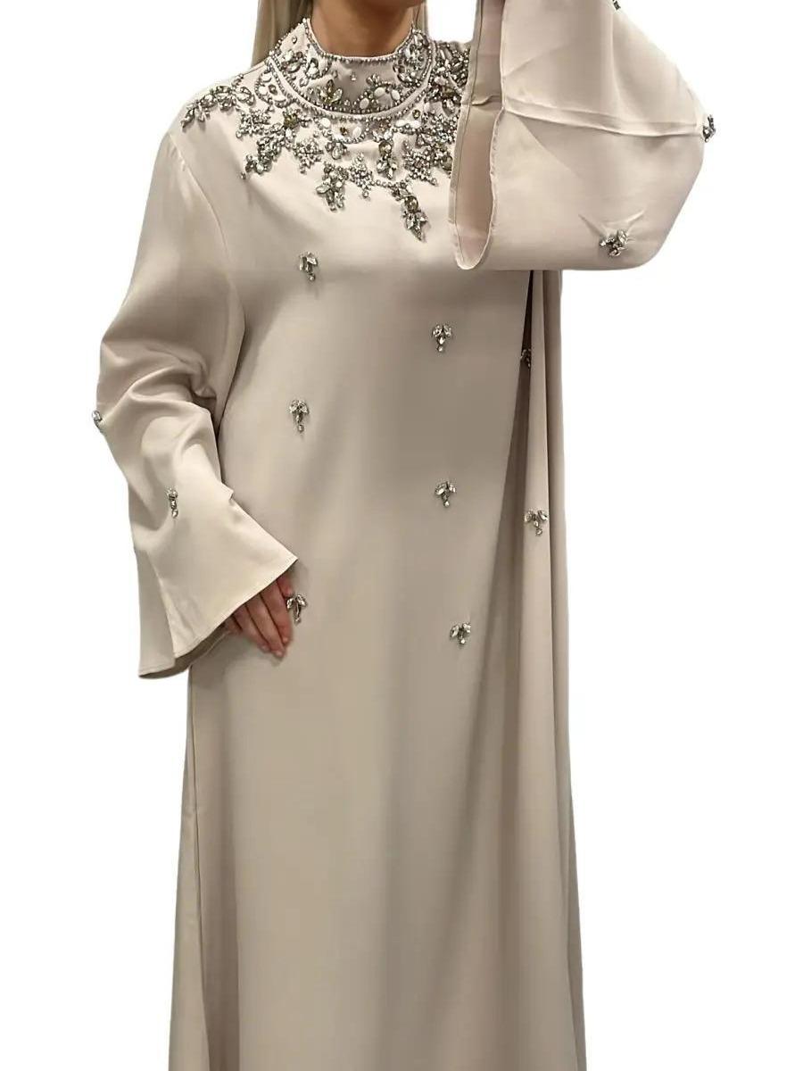 Robe Longue Élégante Beige avec Broderies Perlées et Manches Longues Amples pour Occasions Formelles 2