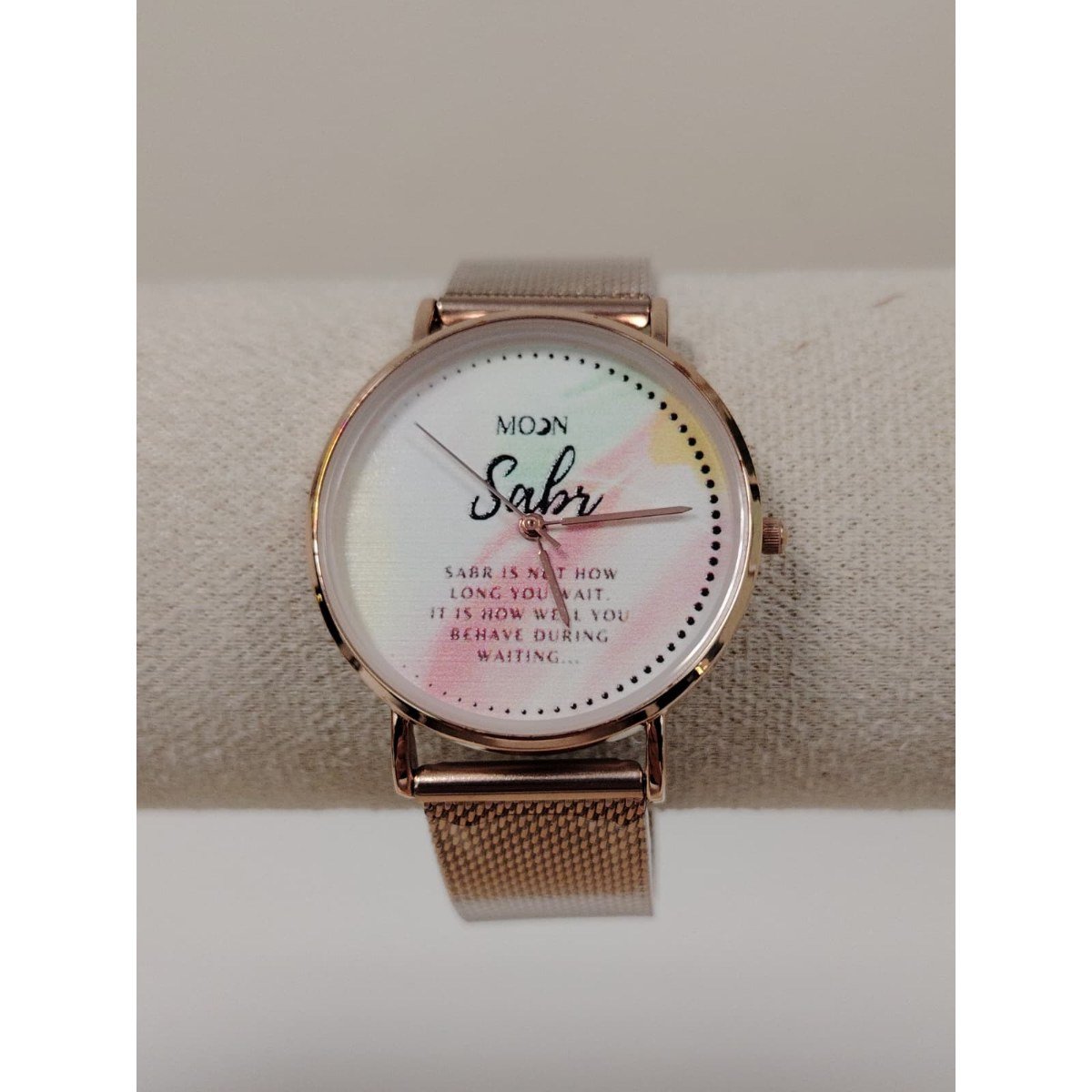 Montre "Sabr is not how long you wait…" – Cadran Aquarelle Pastel | Bracelet Maille Milanaise Or Rose | Moon Paris