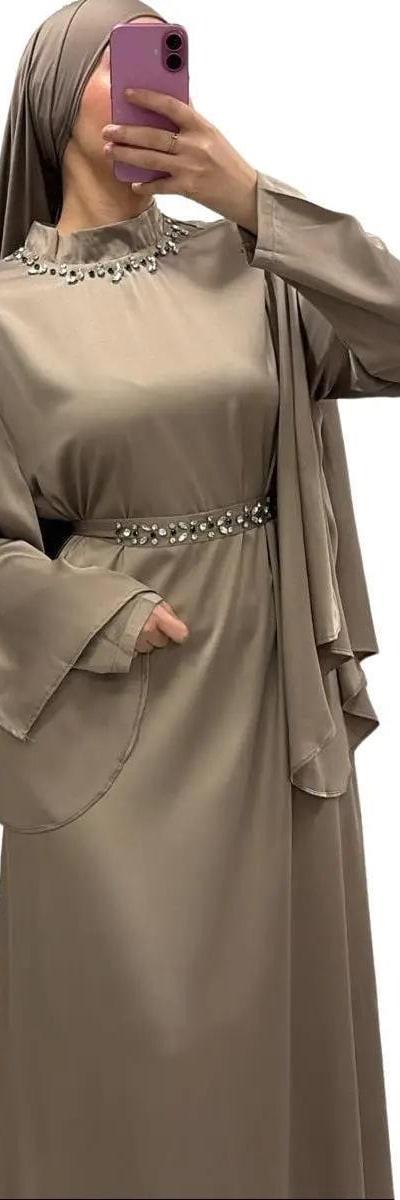 Elégante robe satiné a strass Taupe - QALAMDRESS Boutique