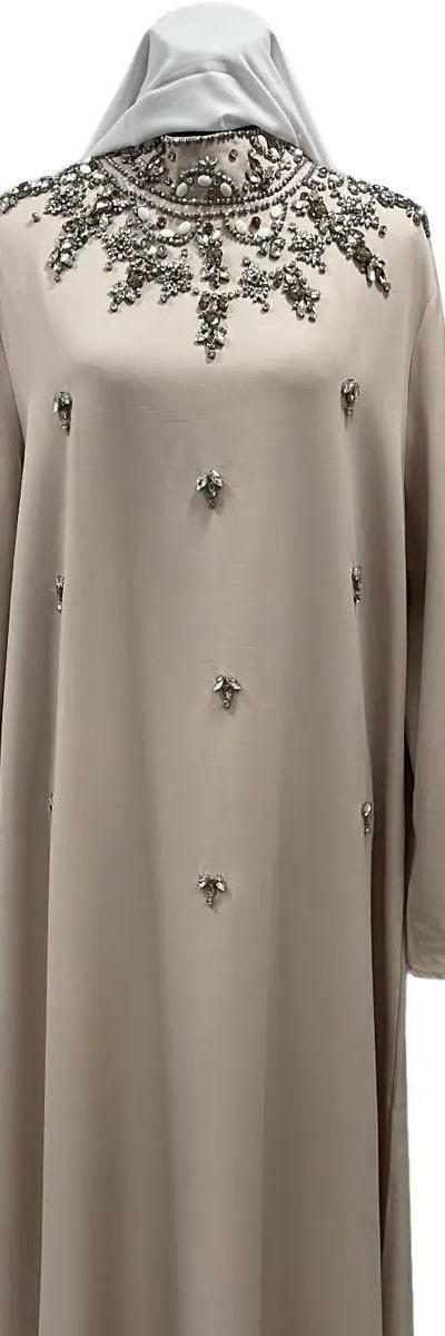 Robe Longue Élégante Beige avec Broderies Perlées et Manches Longues Amples