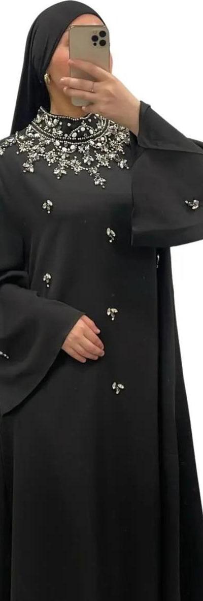 Robe Longue Élégante Noir avec Broderies Perlées et Manches Longues Amples pour Occasions Formelles